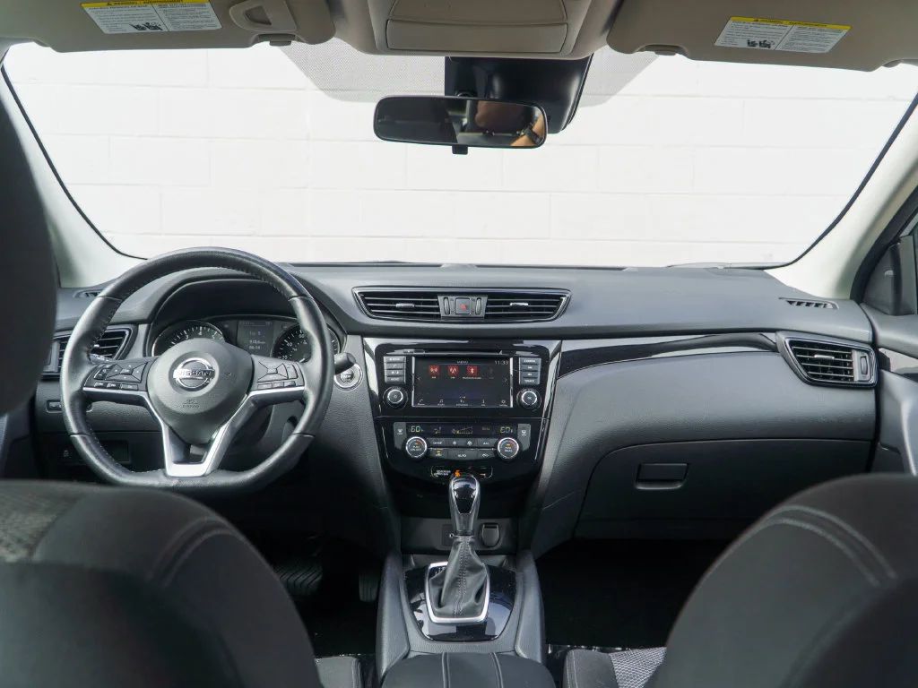 Used 2020 Brilliant Silver Metallic Nissan SV image 21