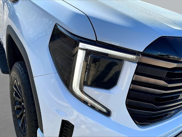 Used 2022 White GMC AT4X image 35