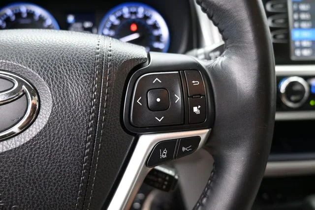 Used 2017 Silver Toyota XLE image 30