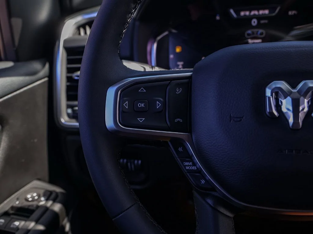 New 2026 Diamond Black Crystal Pearl-Coat Exterior Paint RAM Big Horn Night Edition image 25