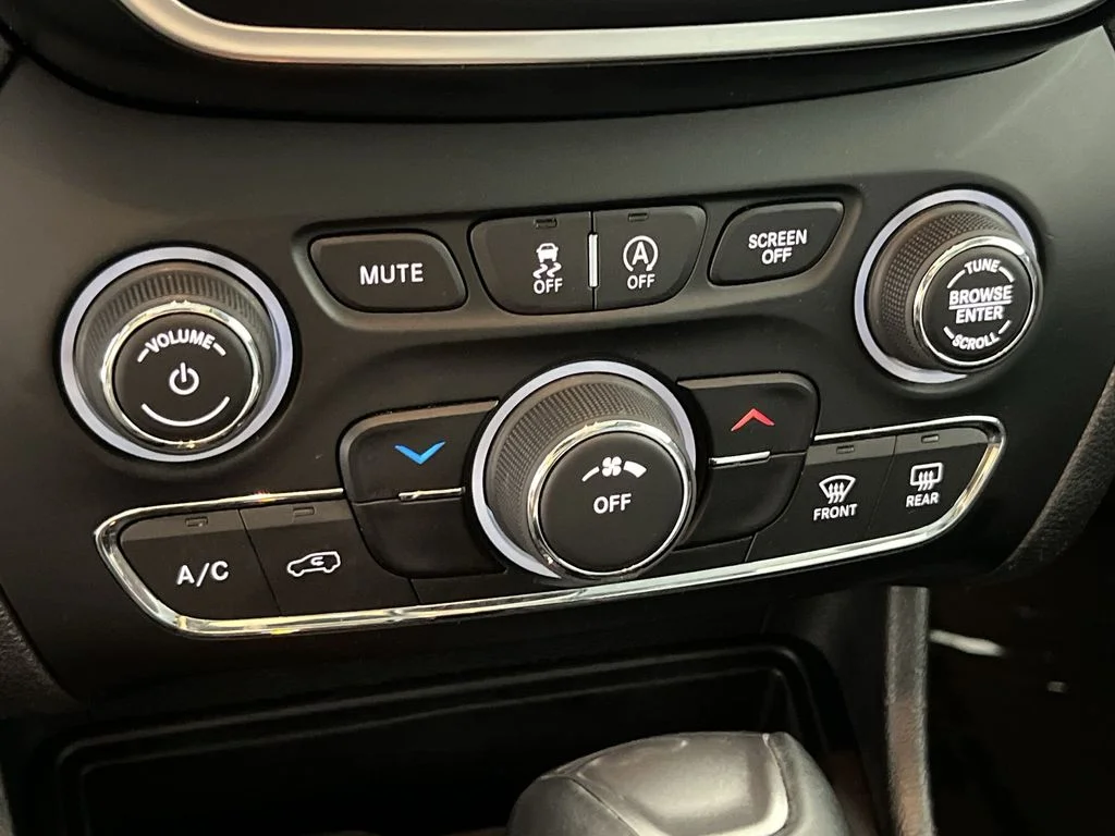 Used 2021 Gray Jeep Latitude Lux image 17