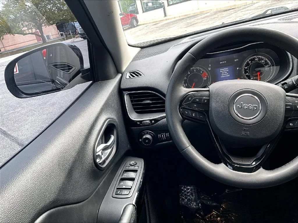 Used 2023 Black Jeep Altitude image 19