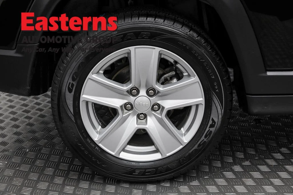 Used 2022 Black Jeep Latitude image 29