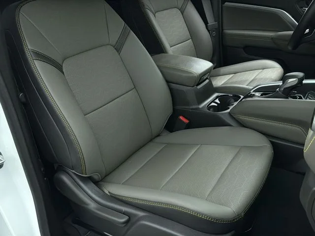 Used 2025 White Chevrolet ZR2 image 32