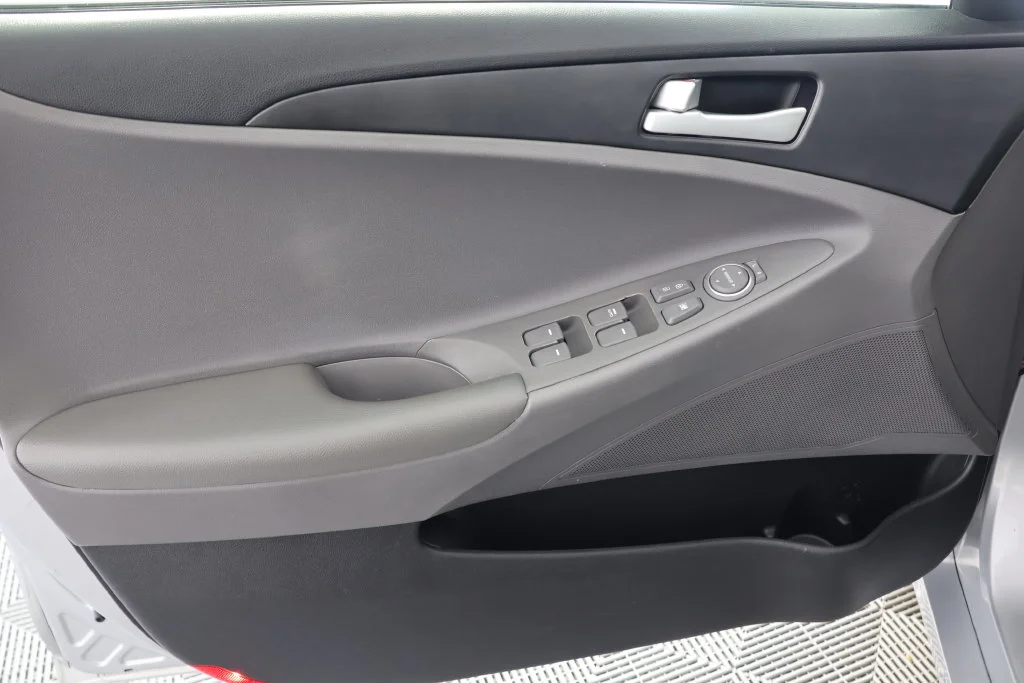 Used 2011 Radiant Silver Metallic Hyundai GLS image 15