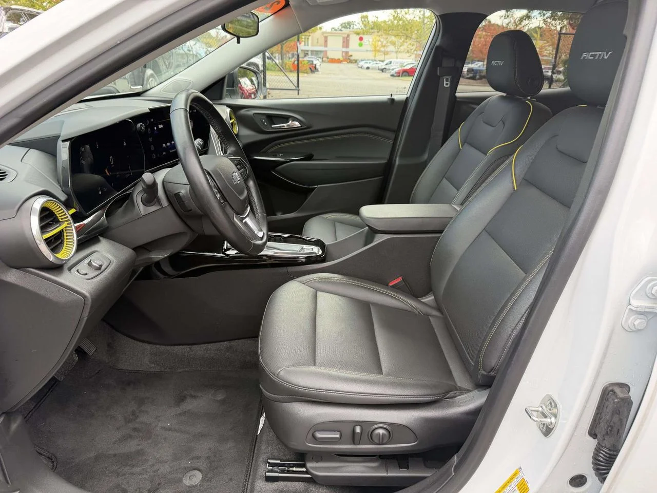 Used 2025 Summit White Chevrolet FWD ACTIV image 17