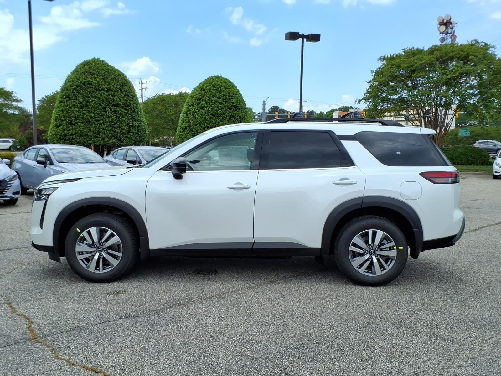 New 2026 Everest White Pearl TriCoat Nissan SL image 2
