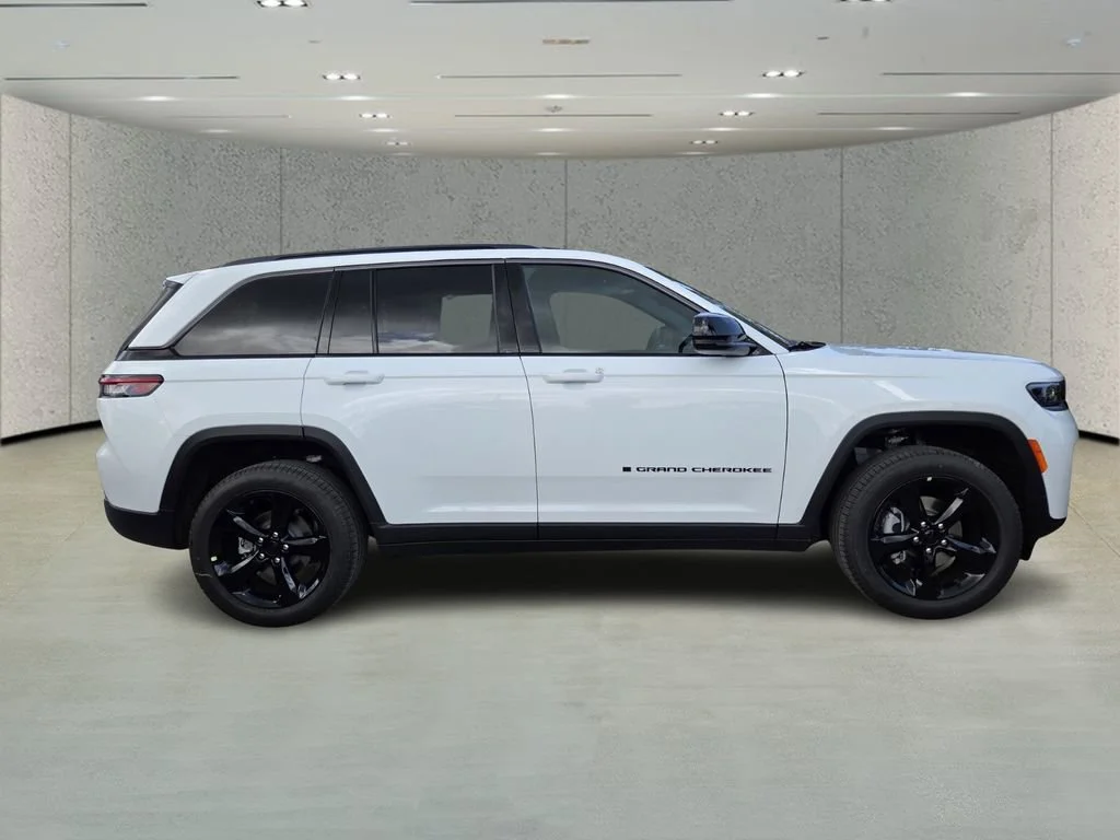 New 2026 Bright White Clear-Coat Exterior Paint Jeep Limited image 3