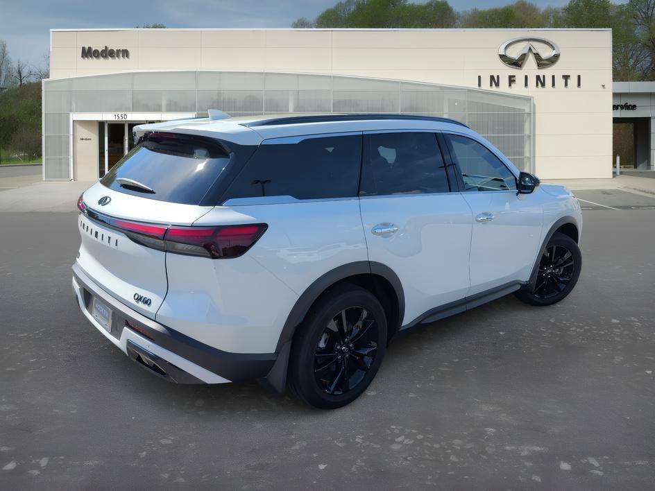 Certified Used 2025 Majestic White INFINITI LUXE image 4