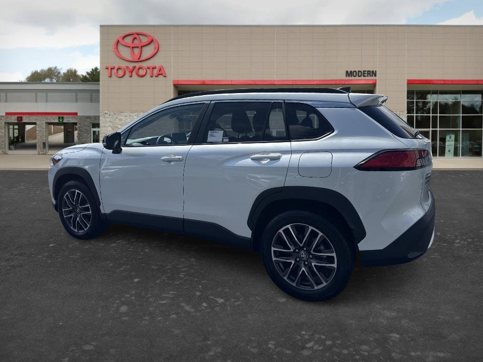 Used 2026 Wind Chill Pearl Toyota XLE image 5