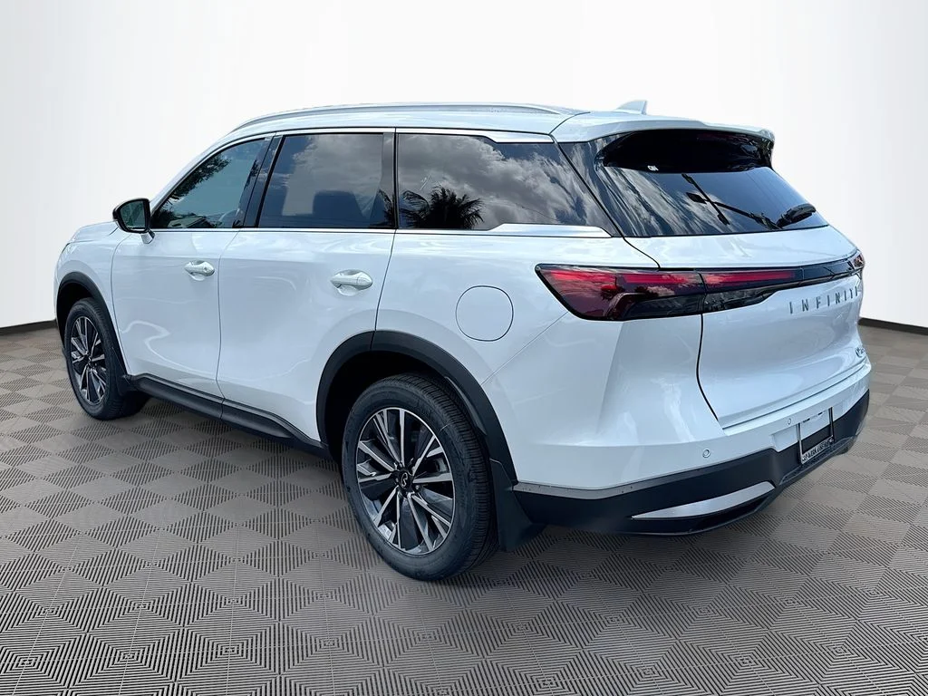 New 2027 RADIANT WHITE INFINITI Luxe FWD image 7