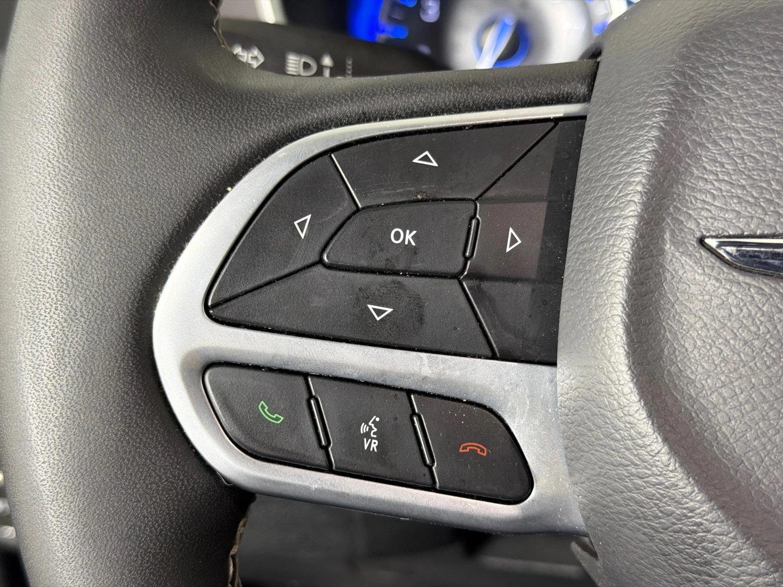 Used 2025 Ceramic Gray Clearcoat Chrysler Select image 23