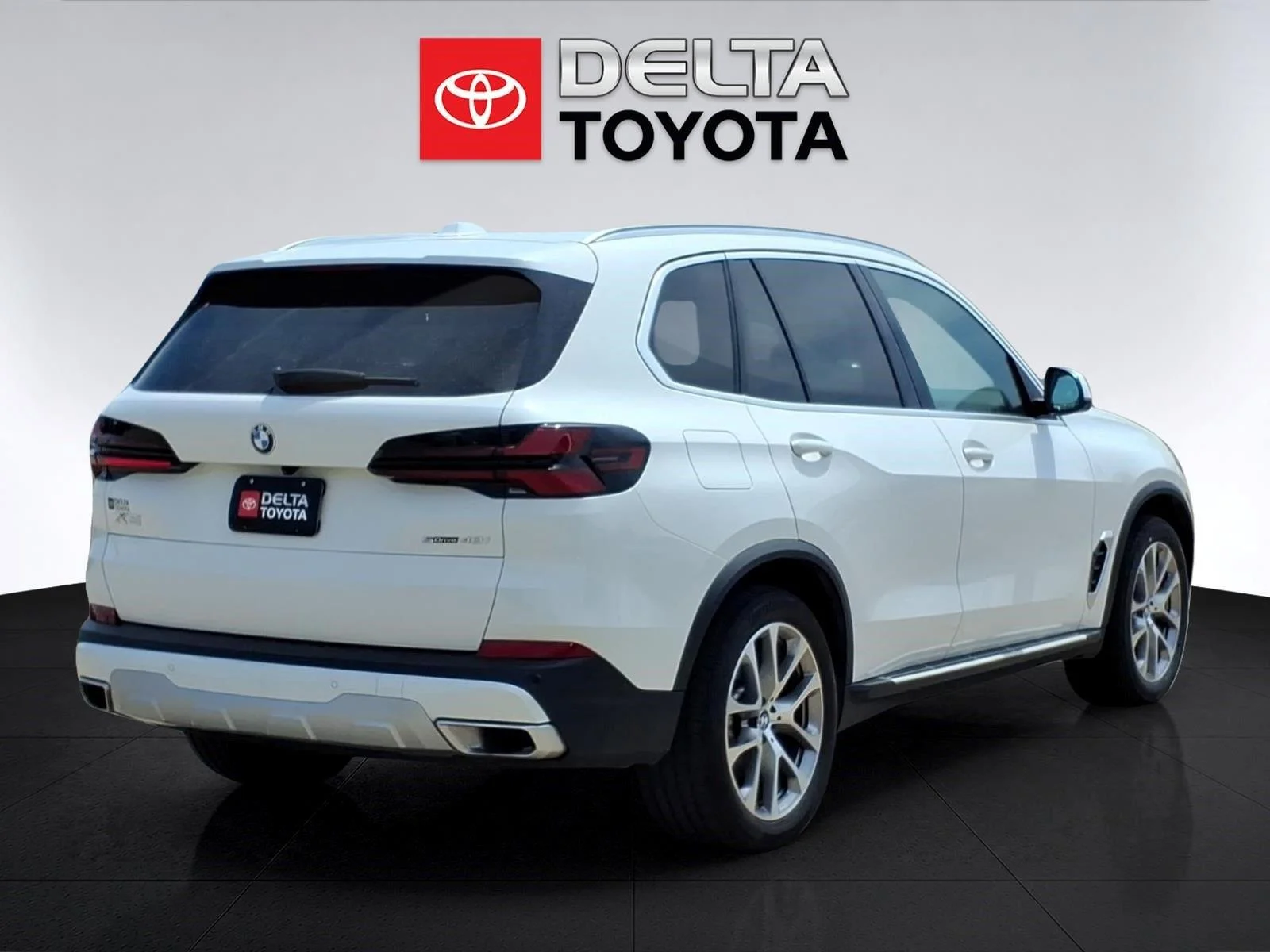 Used 2026 Alpine White BMW sDrive40i image 5