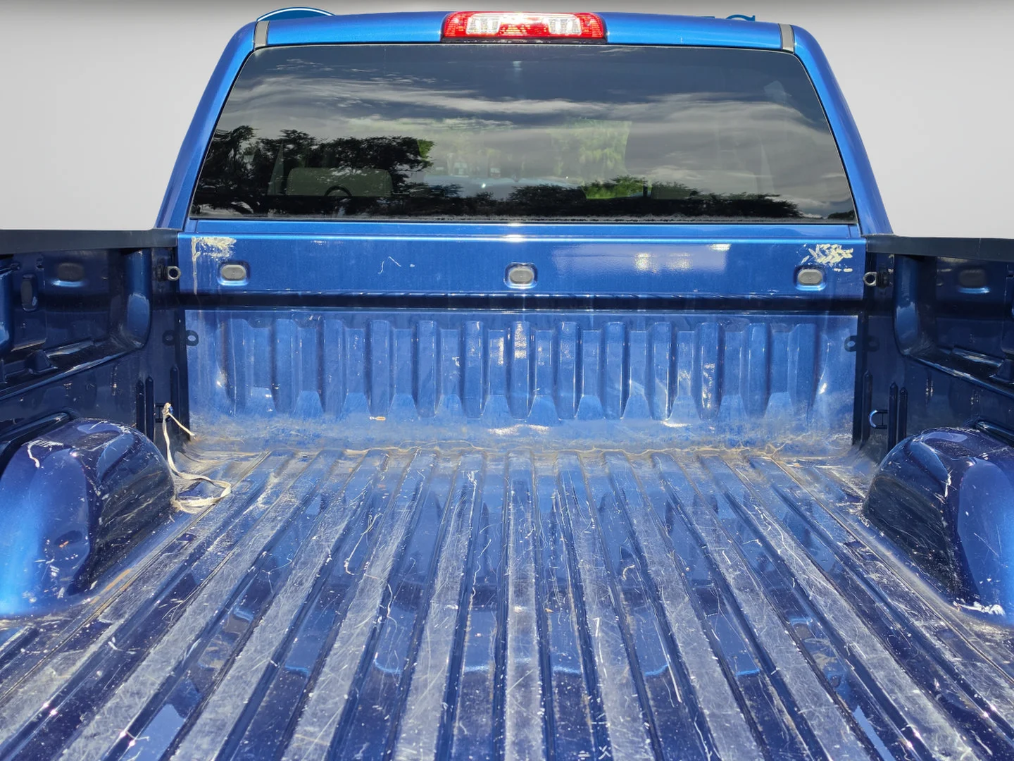 Used 2018 Stone Blue Metallic GMC Base image 15