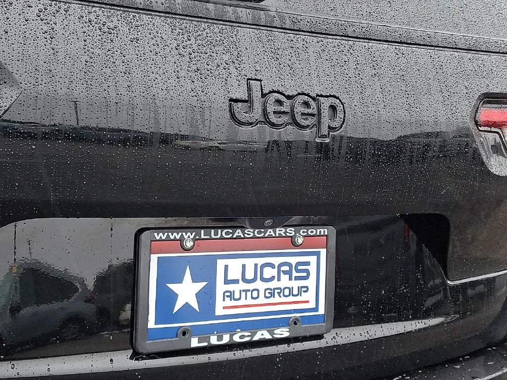 Used 2023 Diamond Black Crystal Pearlcoat Jeep Altitude image 32