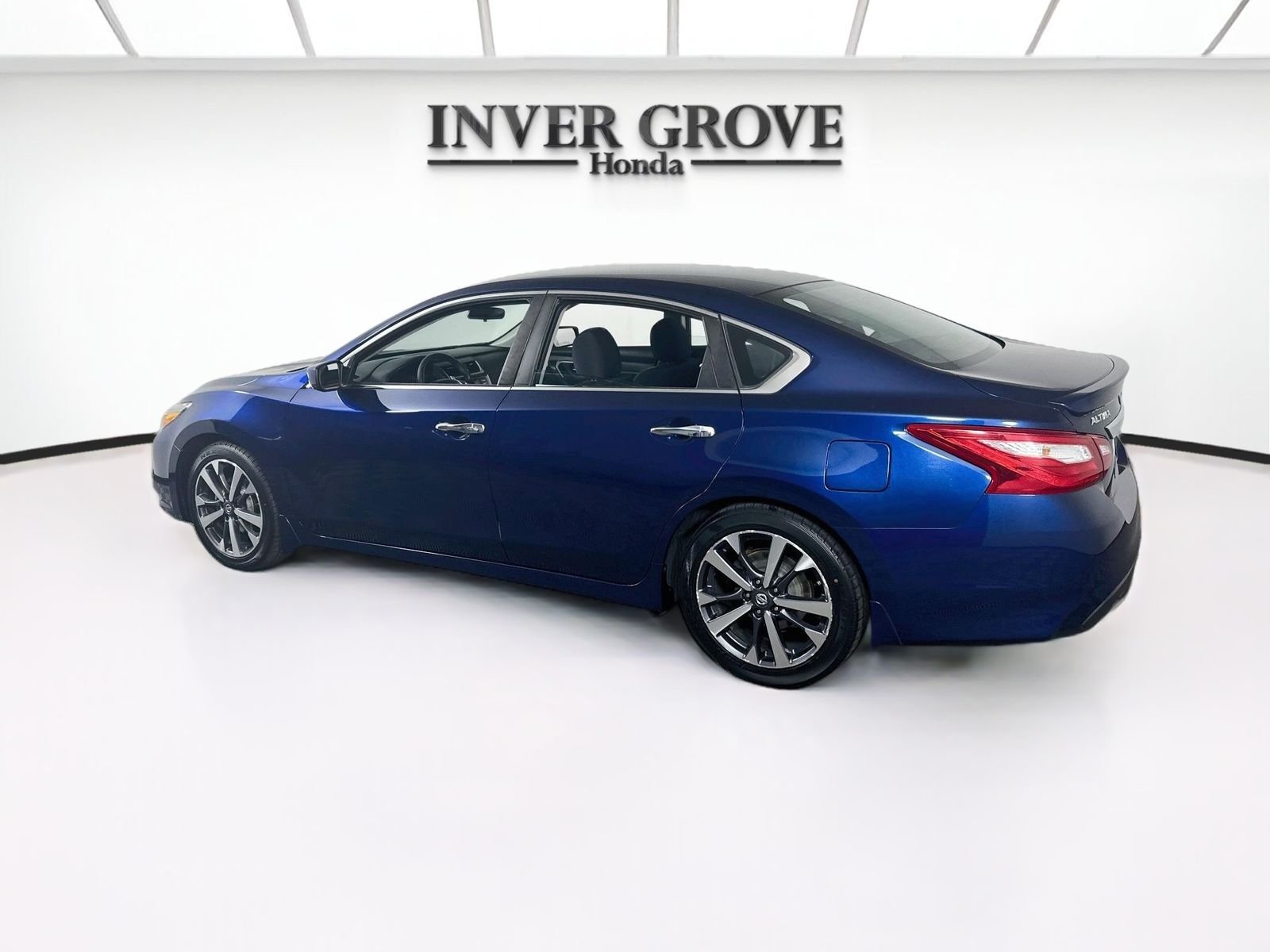 Used 2016 Deep Blue Pearl Nissan 2.5 SR image 6