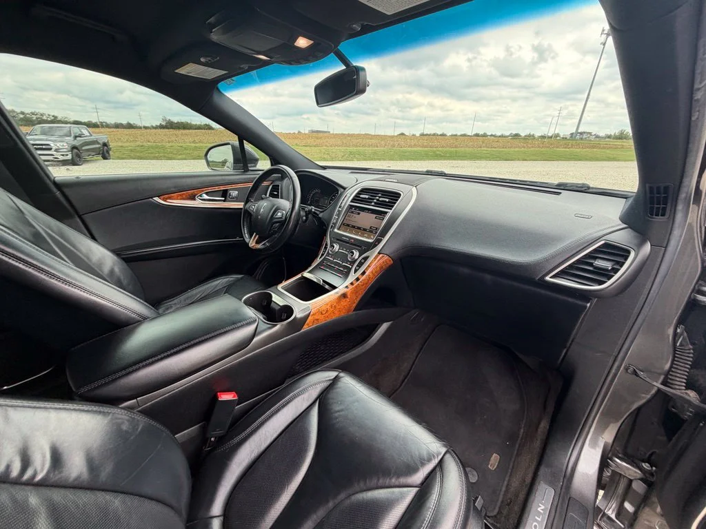 Used 2017 Gray Lincoln Select image 31
