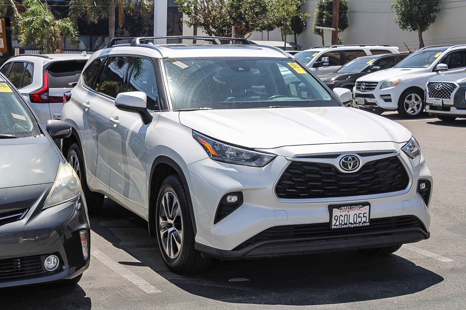 Used 2020 Blizzard Pearl Toyota XLE image 3