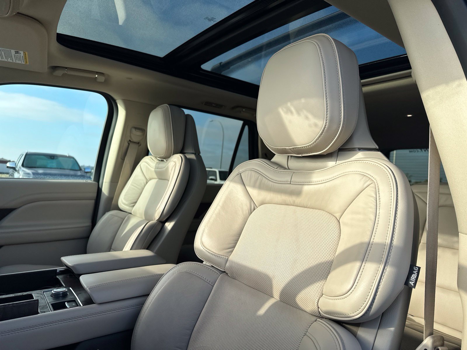 Used 2019 White Lincoln Reserve image 13