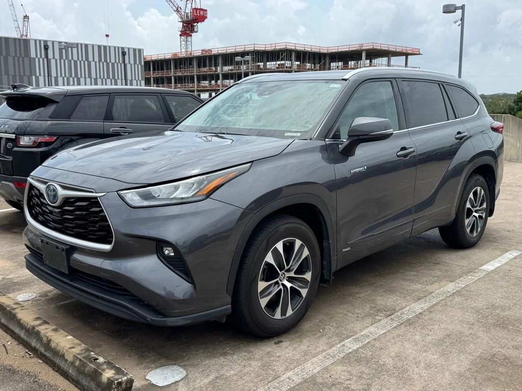Used 2020 Magnetic Gray Metallic Toyota XLE image 1
