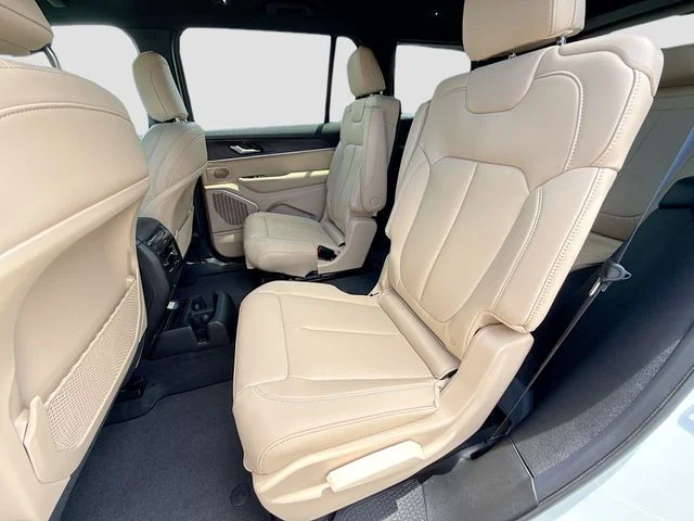 New 2026 Bright White Clear-Coat Exterior Paint Jeep Limited image 18