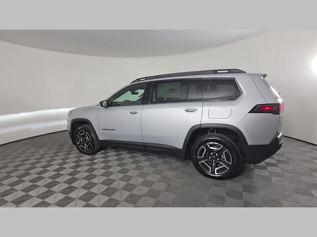 New 2026 Silver Zynith Clear-Coat Exterior Paint Jeep Laredo image 32