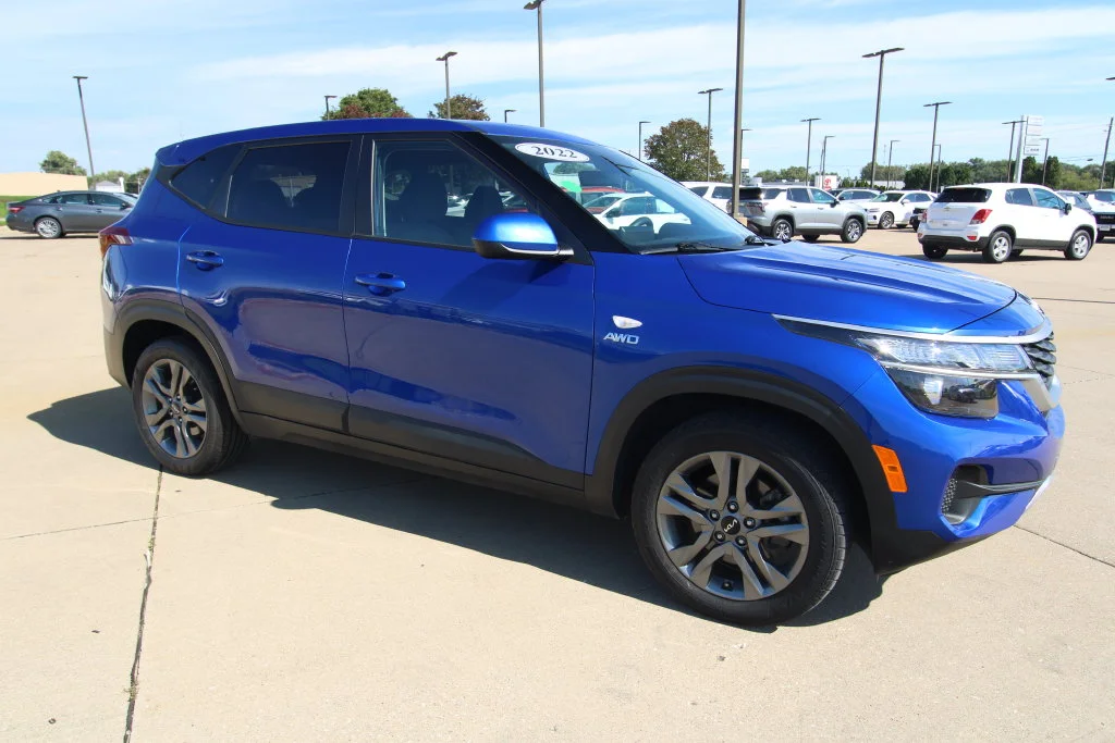 Used 2022 Neptune Blue Kia LX image 3