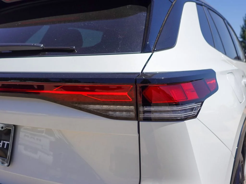 New 2026 Opal White w/Deep Black Roof Volkswagen 2.0T SE R-Line Black image 6