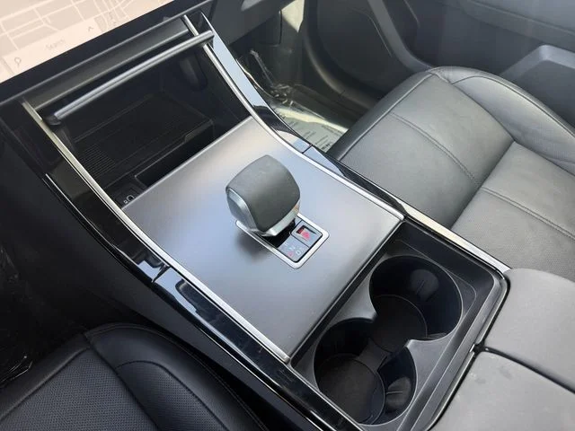 Certified Used 2025 White Land Rover Dynamic SE image 24