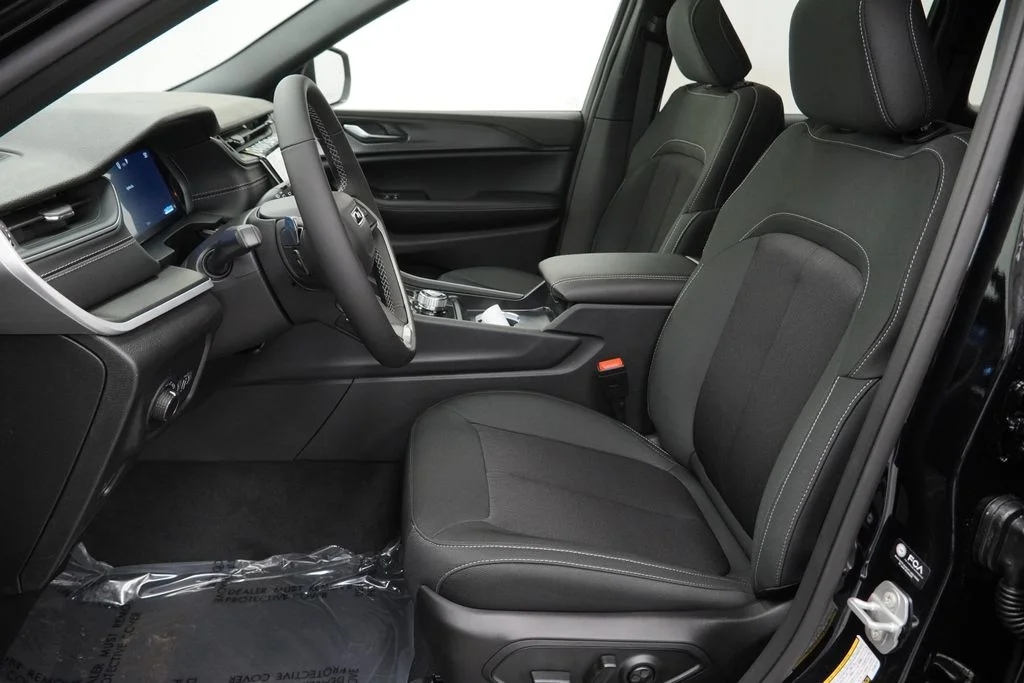 New 2026 Diamond Black Crystal Pearl-Coat Exterior Paint Jeep Laredo X image 15
