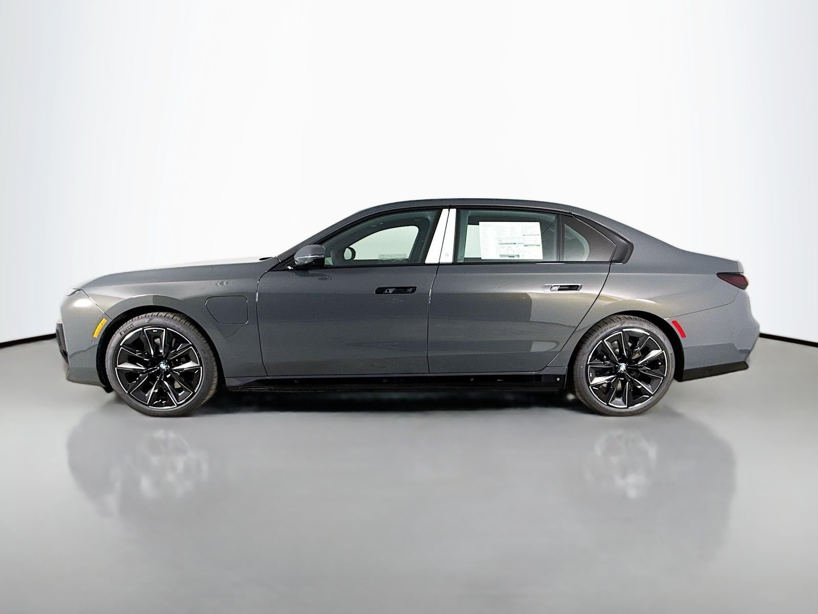 New 2026 Dravit Grey Metallic BMW 750e xDrive image 4