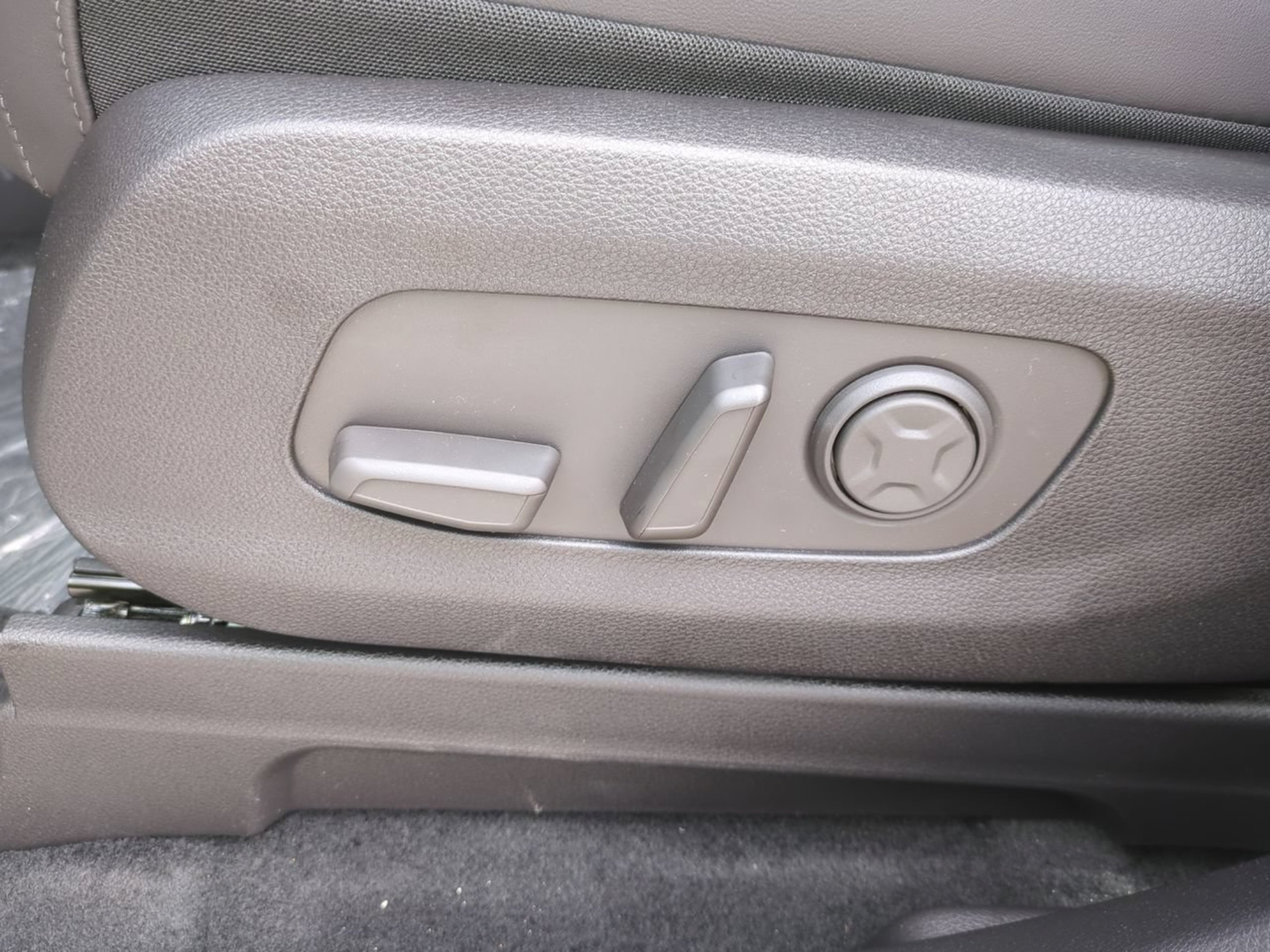 New 2026 Ceramic Silver Kia EX image 29