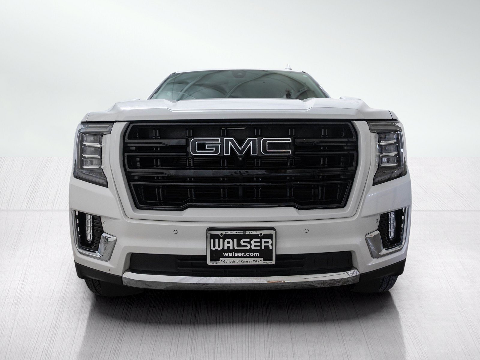 Used 2022 White Frost Tricoat GMC SLT image 2