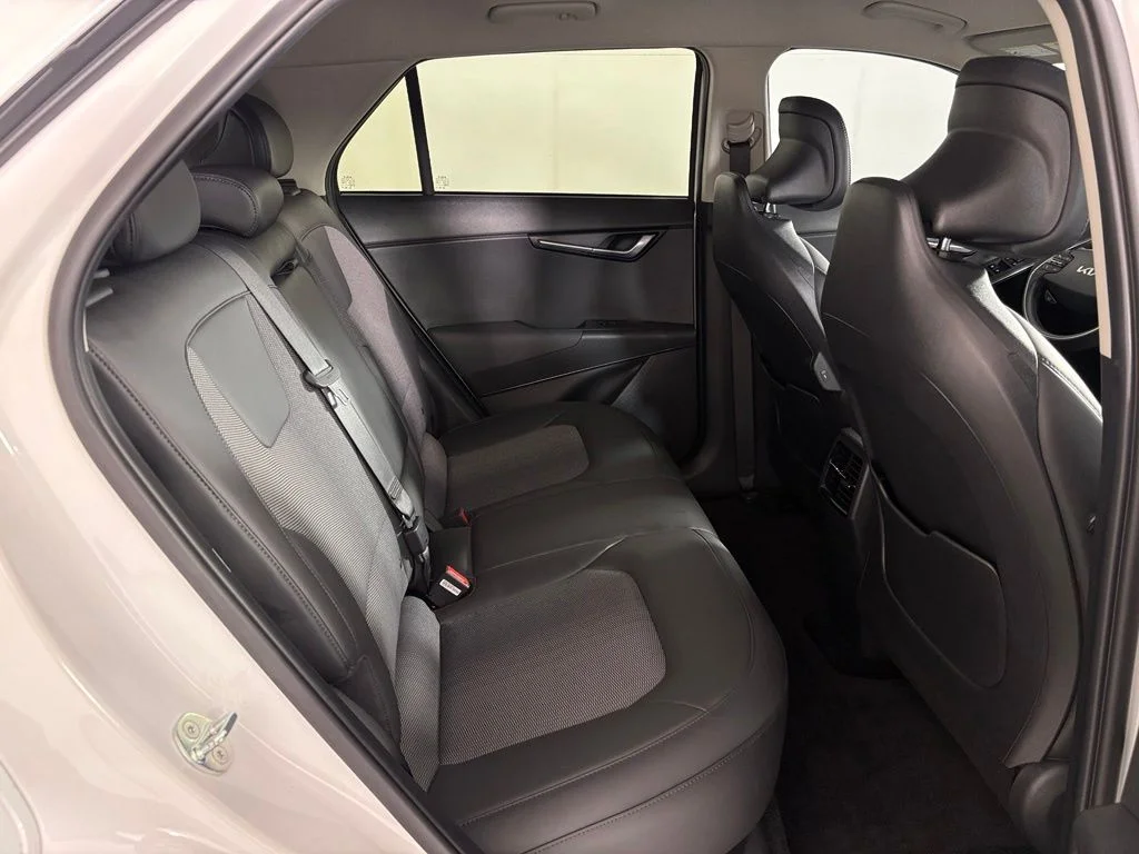 Used 2023 White Kia Wind image 41
