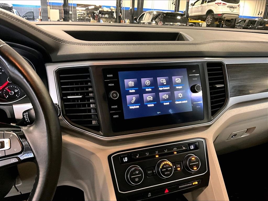 Used 2019 White Volkswagen 3.6L V6 SE image 19