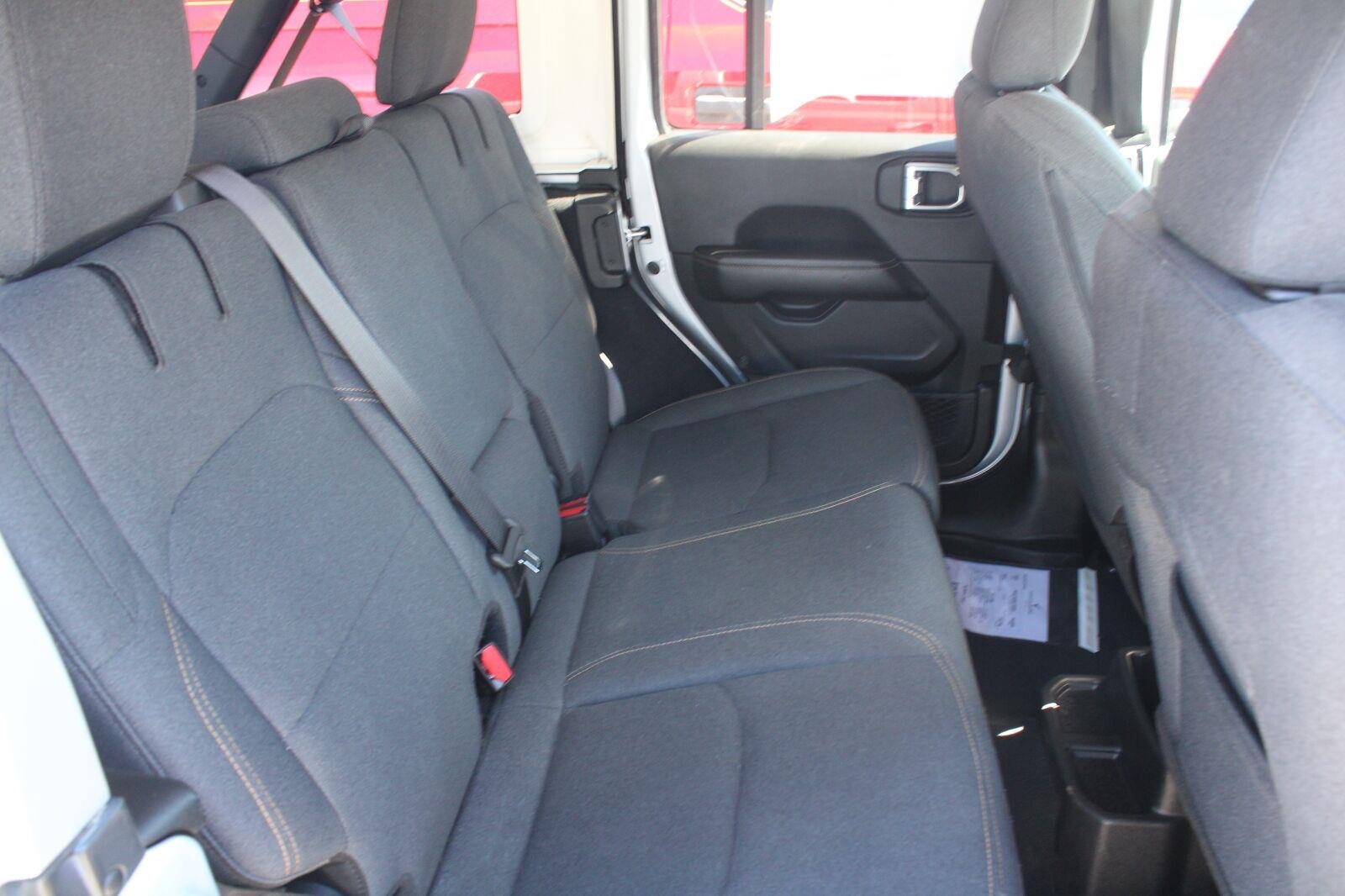 Used 2024 Silver Zynith Clearcoat Jeep Sahara image 5