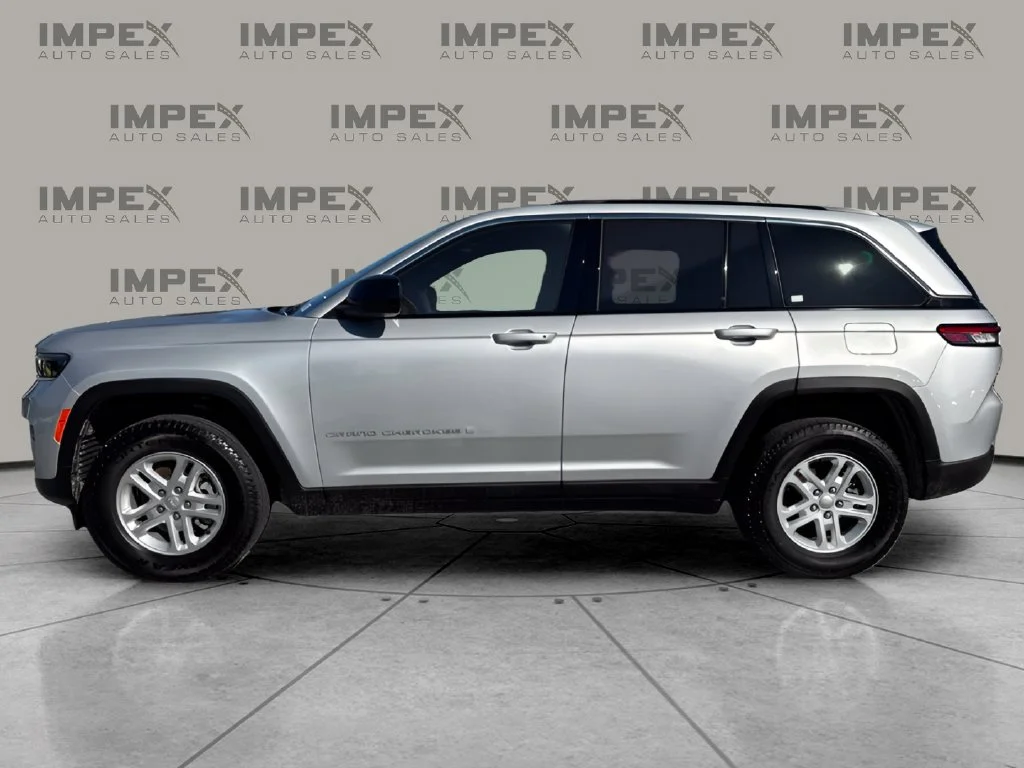 Used 2024 Silver Jeep Laredo image 2