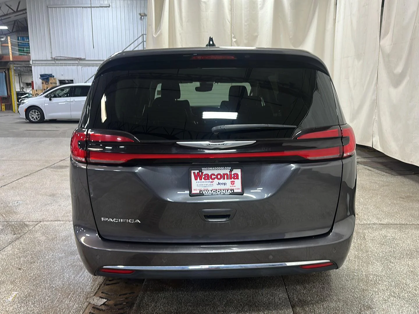 Used 2023 Granite Crystal Metallic Clearcoat Chrysler Touring L image 4