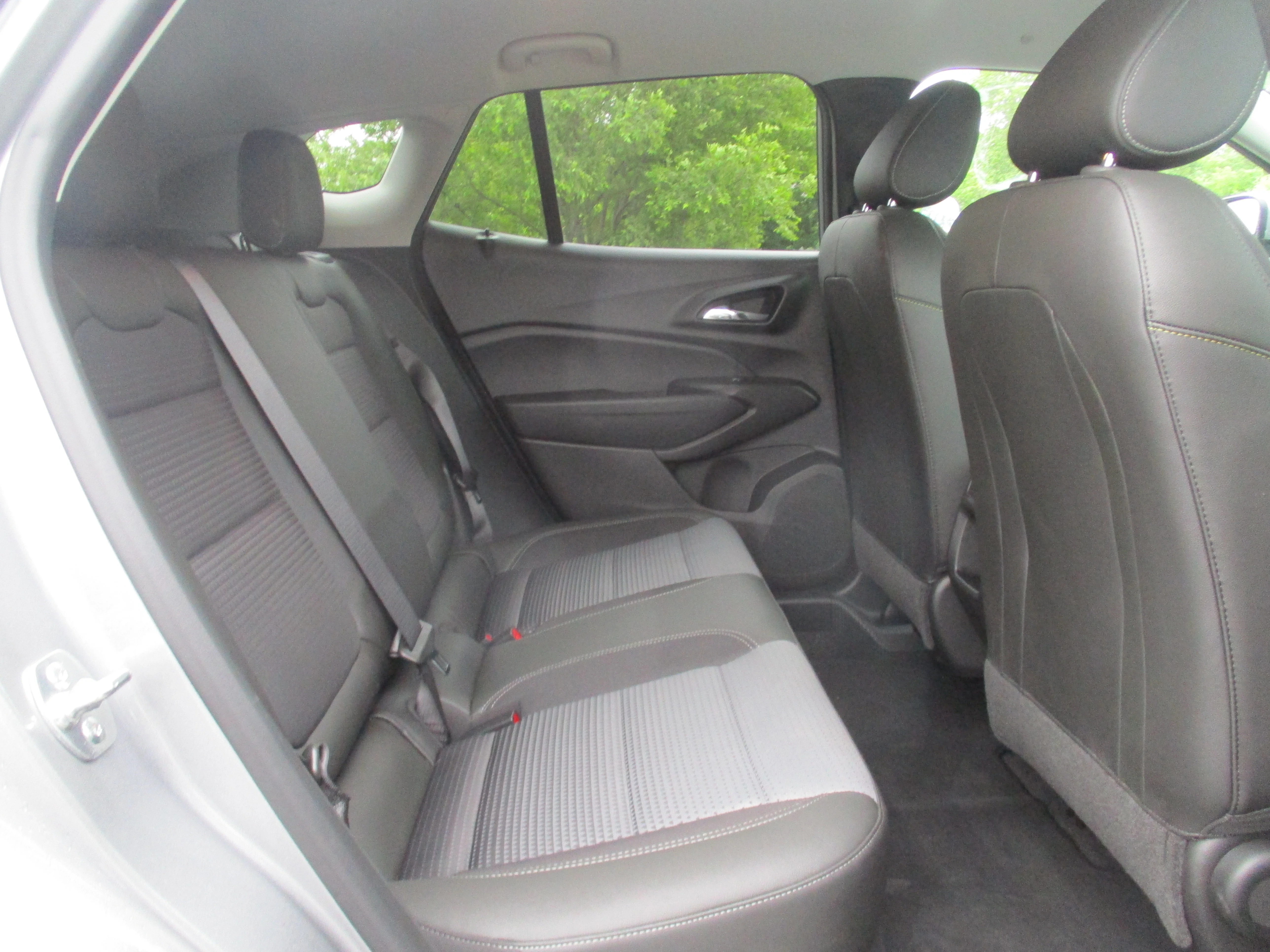 Used 2025 Sterling Gray Metallic Chevrolet LT FWD image 37