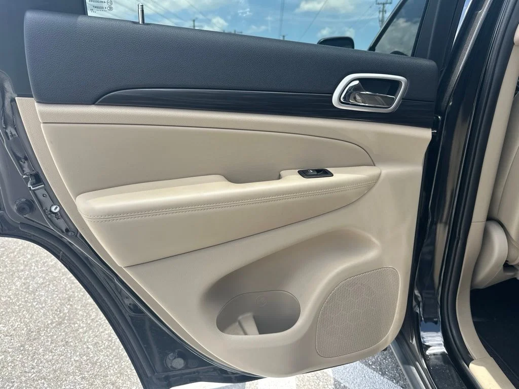 Used 2020 Diamond Black Jeep Laredo E image 21