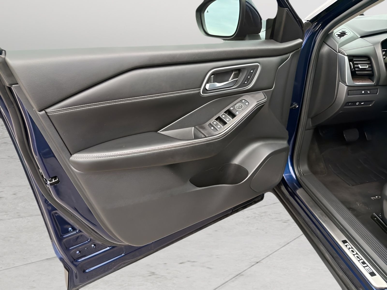 Used 2024 Blue Nissan Platinum image 16