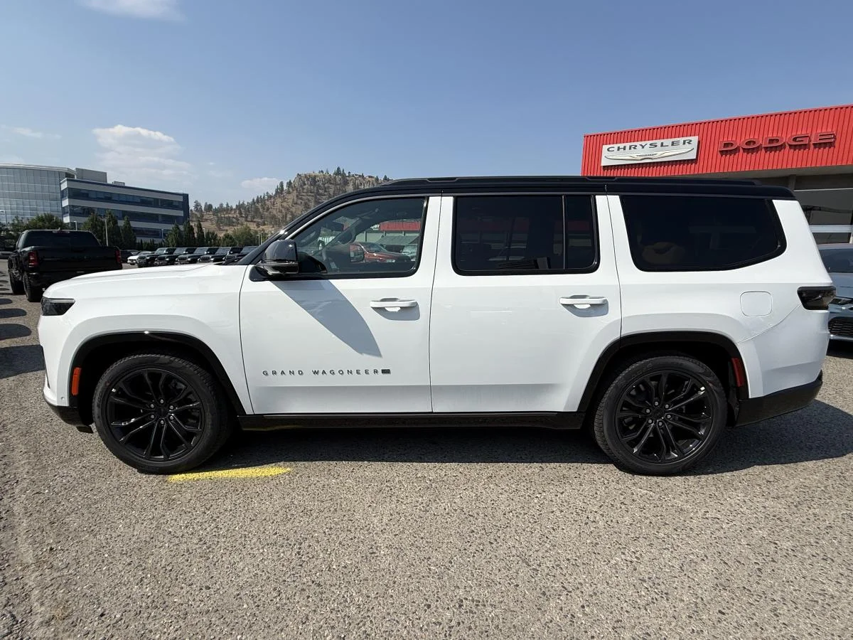 New 2026 White Jeep Summit Reserve image 3