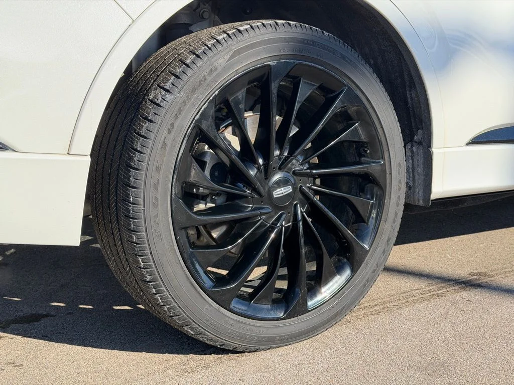 Used 2025 White Lincoln Reserve image 30