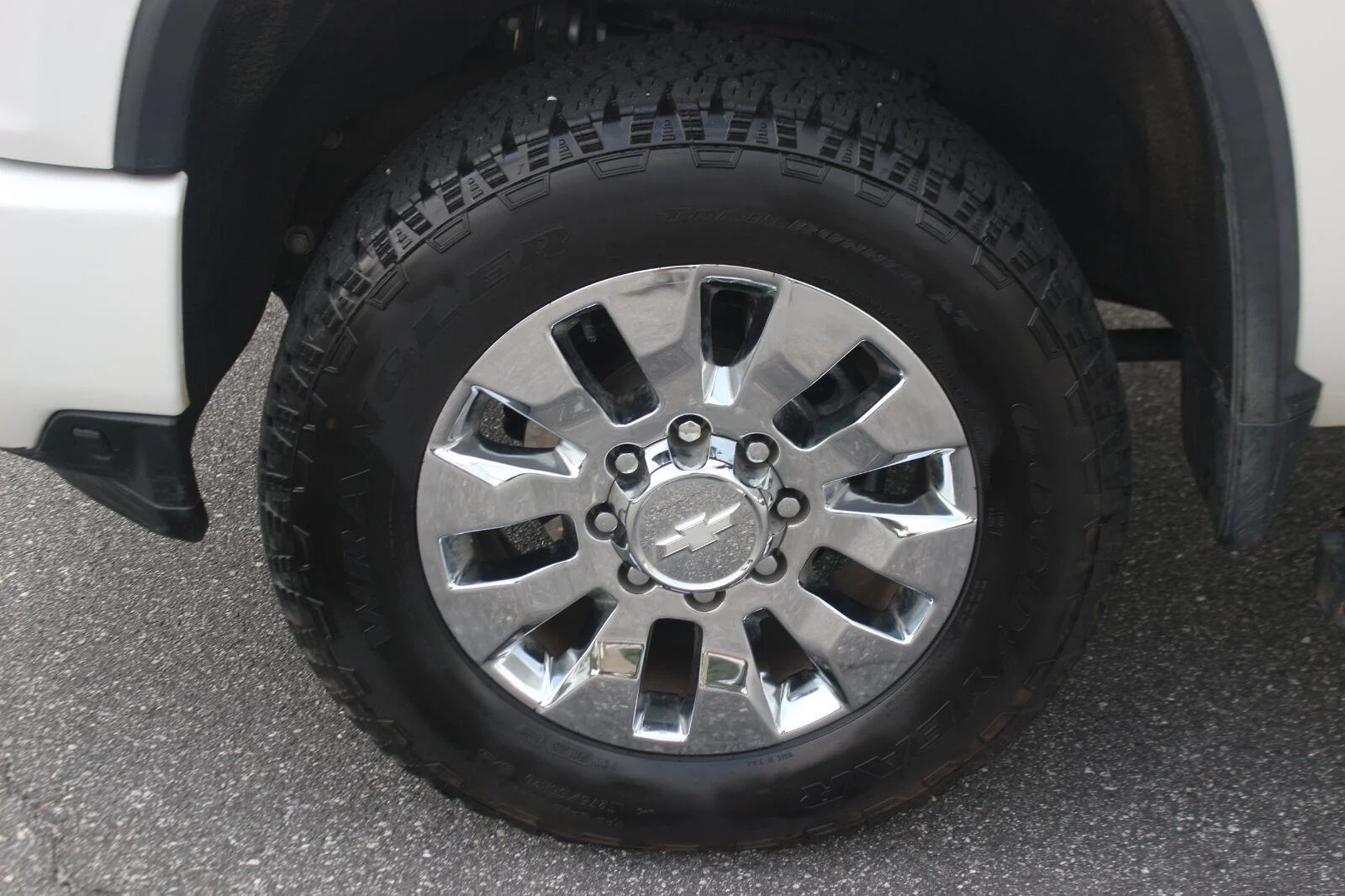Used 2023 IRIDESCENT PEARL TRICOAT Chevrolet High Country image 44