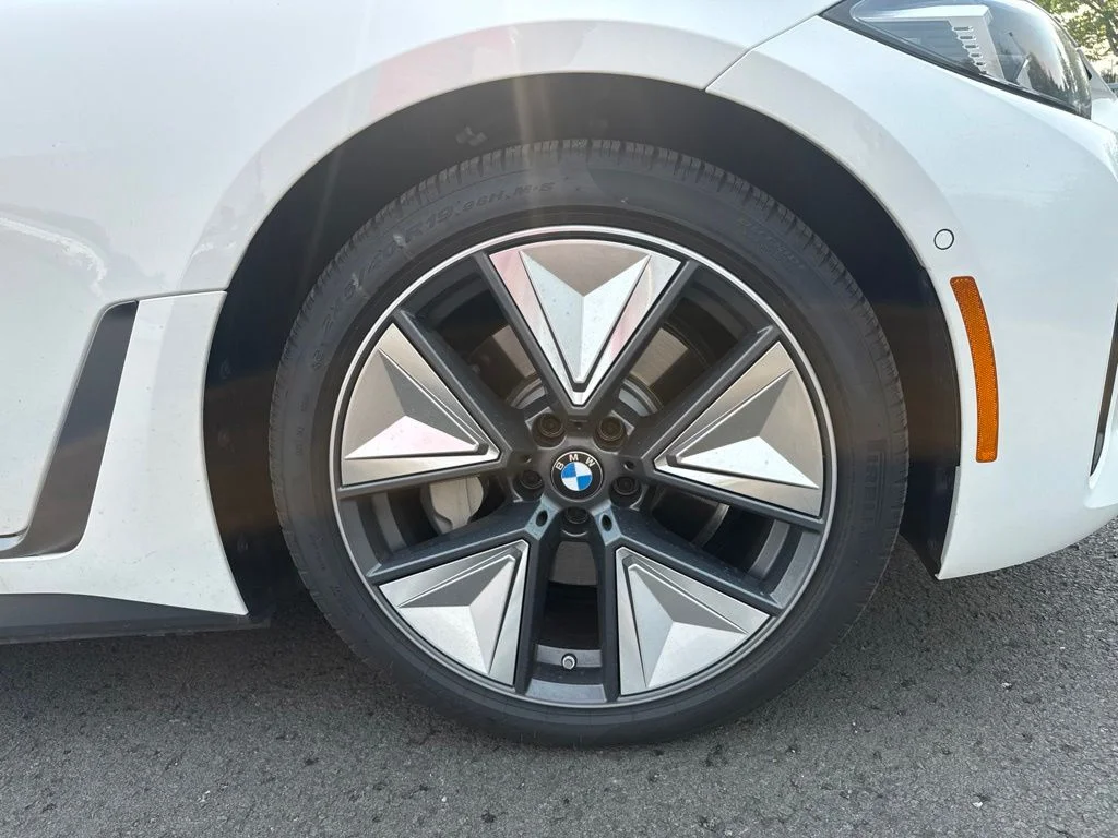 Used 2025 Alpine White BMW xDrive40 image 25