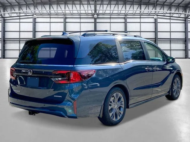 New 2027 Smoke Blue Pearl Honda Touring image 4