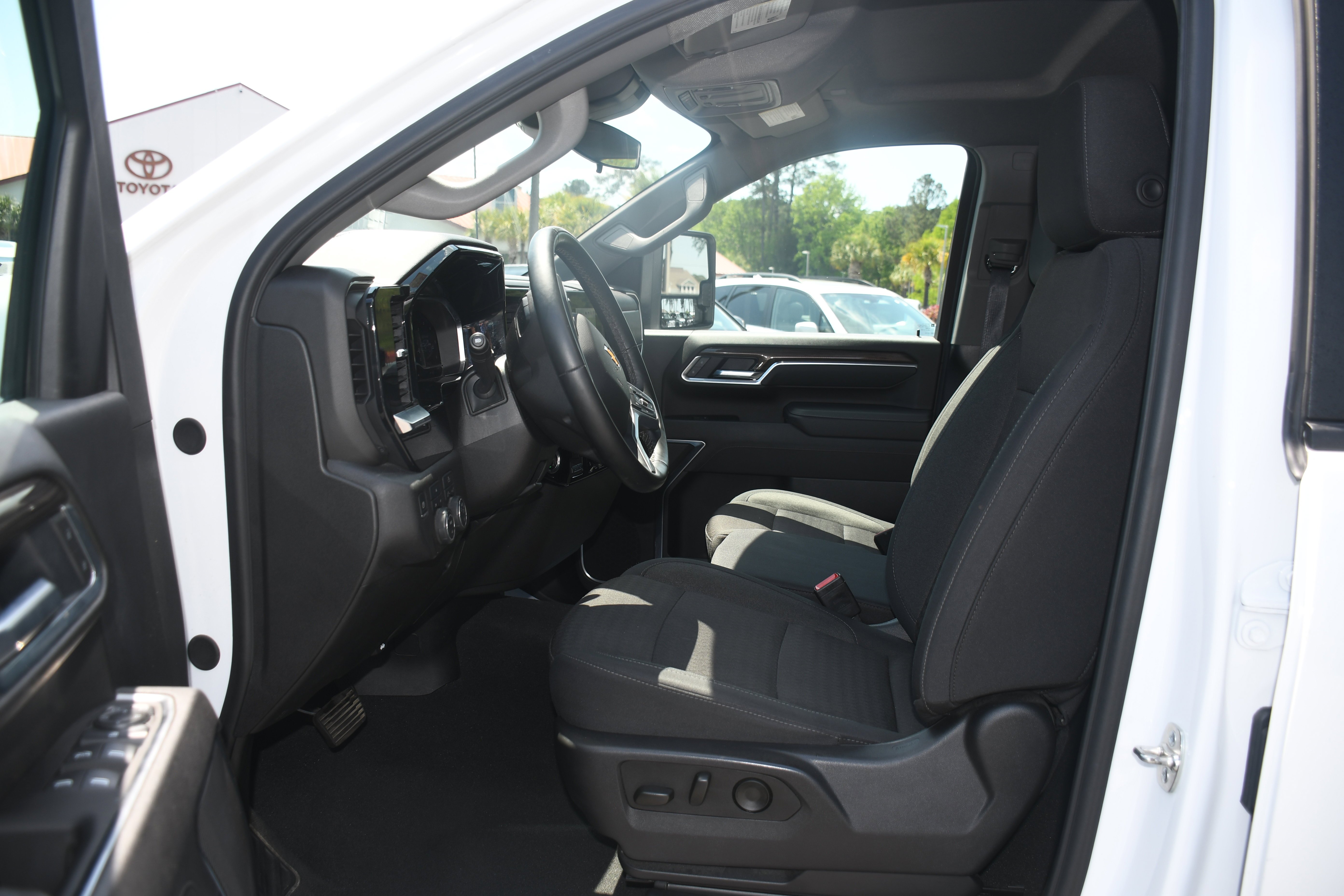 Used 2025 White Chevrolet LT image 6
