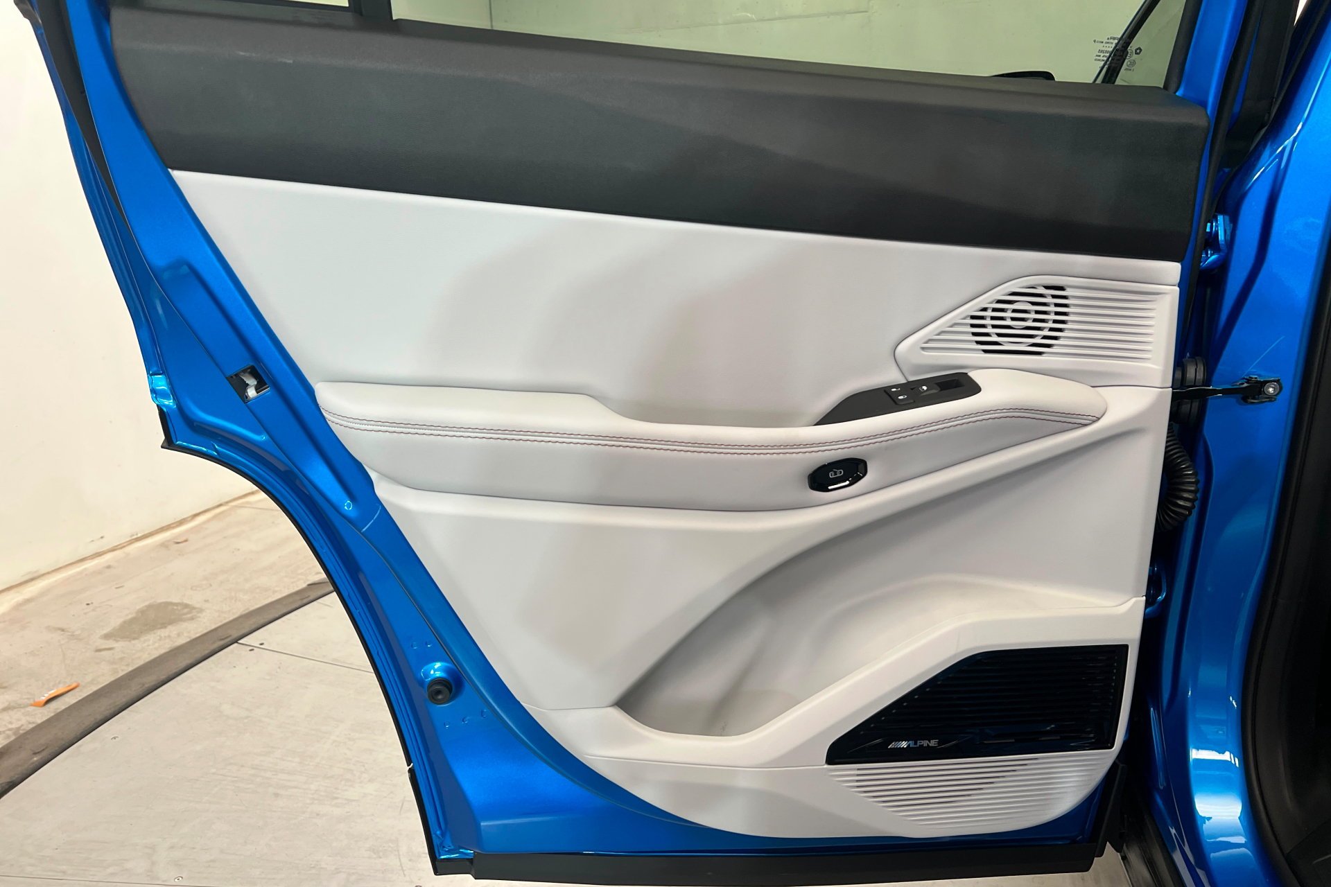 New 2026 Hydro Blue Pearl-Coat Exterior Paint Jeep Limited image 18
