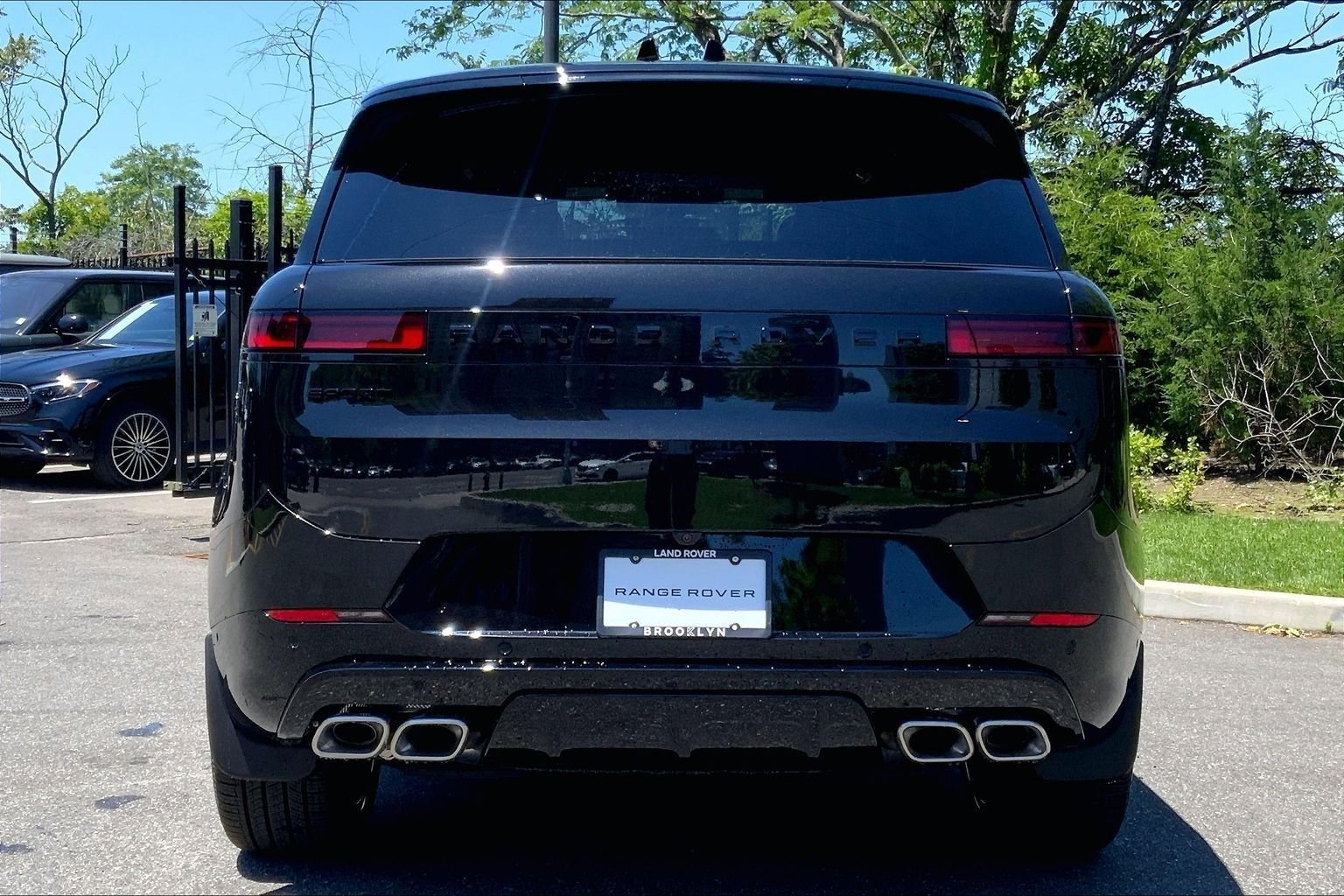 New 2026 Santorini Black LAND ROVER Dynamic SE image 4