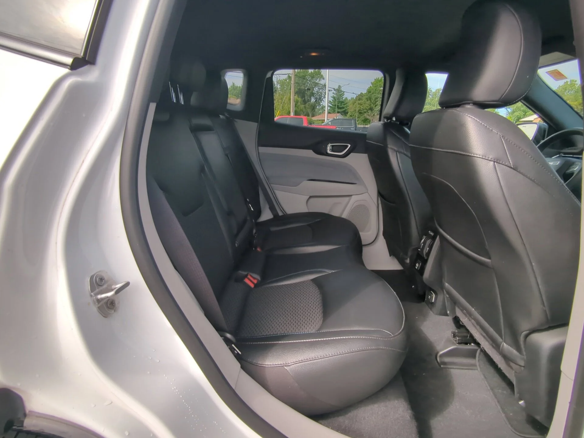 Used 2024  Jeep Latitude image 29